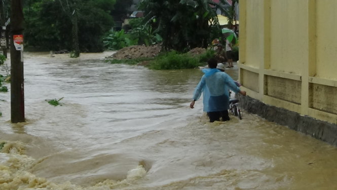 Nhiều tuyến phố tại phường Mông Dương vẫn ngập chìm trong nước