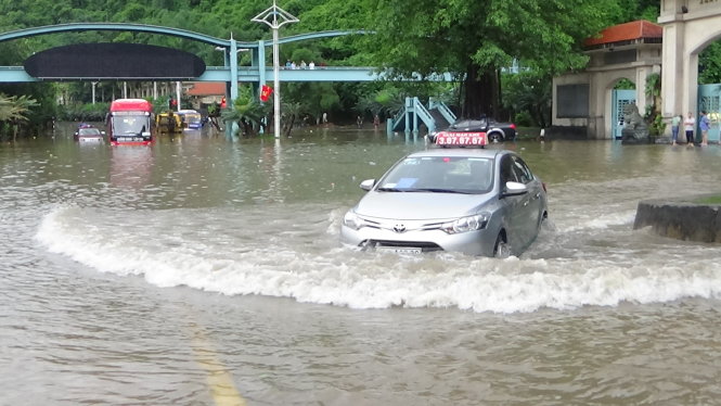 Nước ngập sâu đến giữa ôtô tại khu vực dốc Đèo Bụt (trước cổng An Lạc Viên, TP Cẩm Phả)