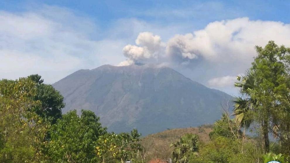 bali airport reopens after volcano eruption causes thousands of tourists to be stranded