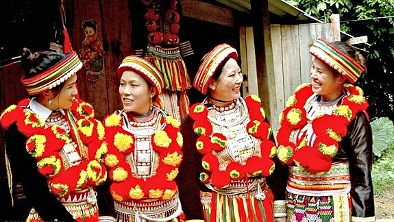 the art of the red dao peoples costume decoration
