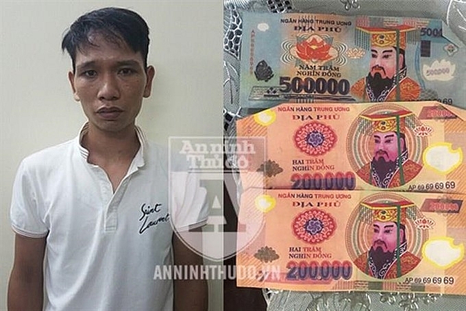 taxi driver cheats foreign visitors with fake money