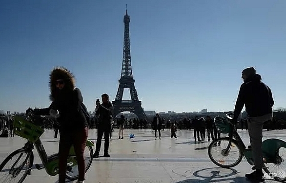 In Paris, cars forced to make way for the two-wheel revolution