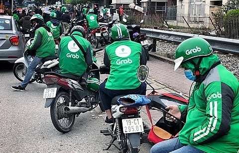 Vietnam seeks to provide fair treatment to ride-hailing, traditional taxi firm