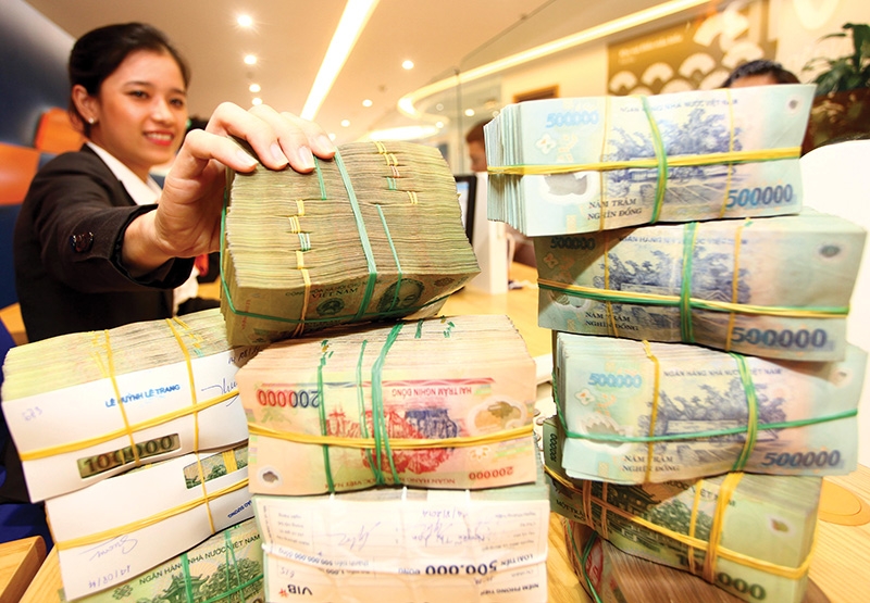 Bank customers have been enjoying lower interest rates, photo Le Toan
