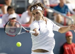 Federer hammers del Potro to advance