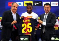 Barcelona new signing Cameroonian midfielder Alex Song (C) poses with former Spanish football player Andoni Zubizarreta (L) and Barcelona's deputy sporting director Josep Maria Bertomeu (R) on August 21, 2012 at the Camp Nou stadium in Barcelona. Song says he is 