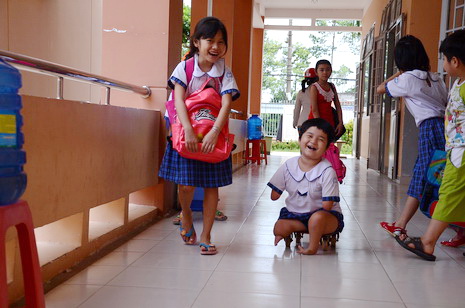 a life full of smile of vietnamese girl with no arms or legs