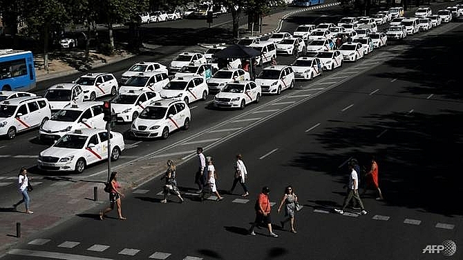 spanish taxis call off strike against uber