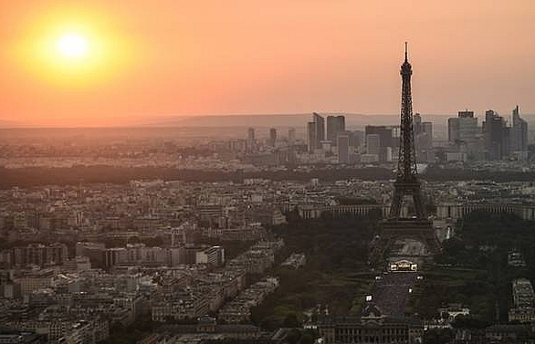 Eiffel tower to reopen after strike over long queues