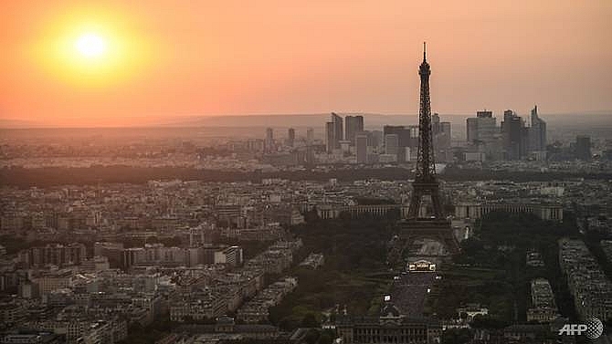 eiffel tower to reopen after strike over long queues