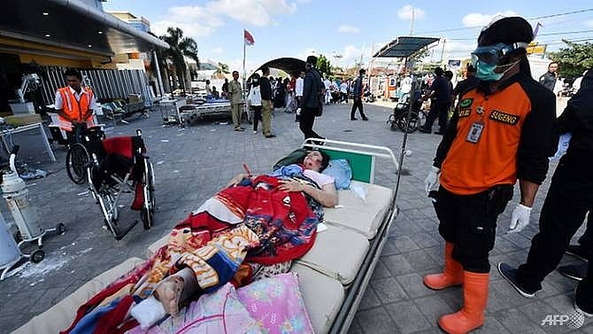more than 2000 tourists evacuated after indonesia quake kills 98