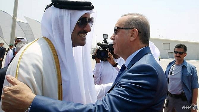 qatars emir travels to crisis hit turkey in show of support