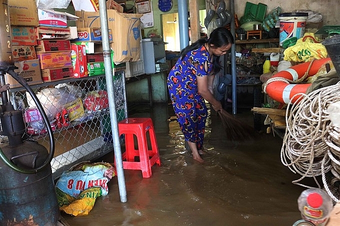 floods isolate communes in nghe an