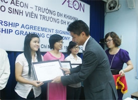 aeon gives scholarships to vietnamese students