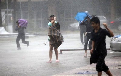 Typhoon shuts down Hong Kong, hits China