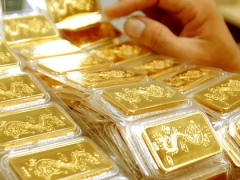 Gold hits 6-month high on world trend