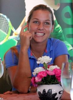 dominika cibulkova arrives early in hcmc