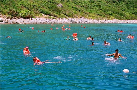 Free night swimming in Nha Trang, Sapa monitors tourism prices, Noi Bai gets more sleeping pods