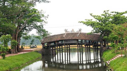 thanh toan tile roofed bridge in hue
