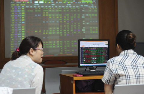 vn index rises further but market trading low