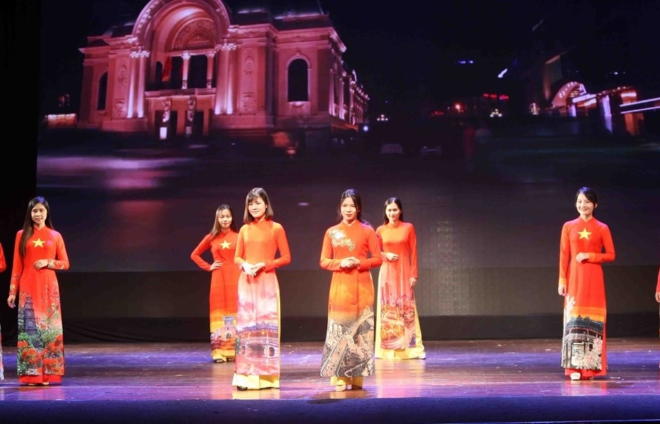 ASEAN traditional costumes introduced at cultural exchange event