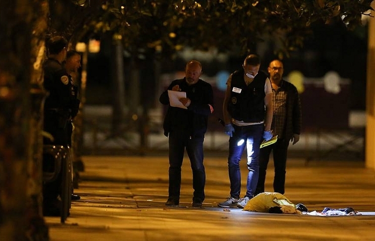 Seven wounded including 2 UK tourists in Paris knife attack