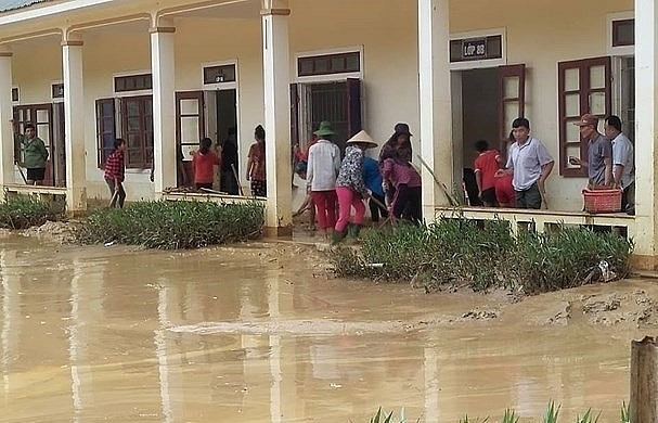 Severe flash flood hits Nghe An at nightime