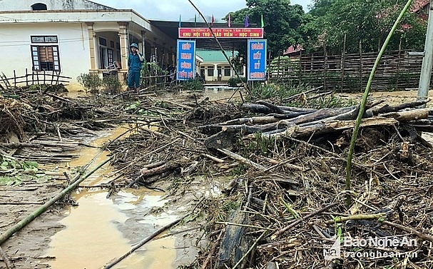 severe flash flood hits nghe an at nightime