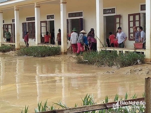 severe flash flood hits nghe an at nightime
