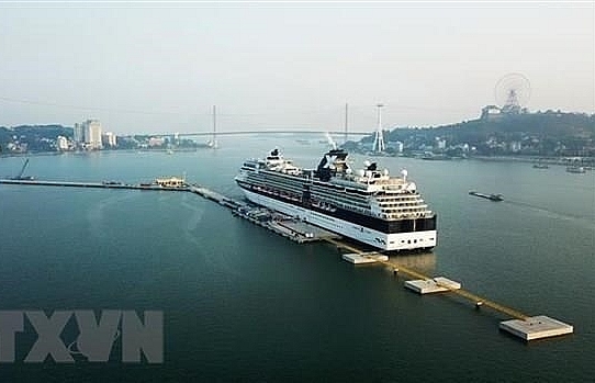 Ha Long city rises from services, tourism