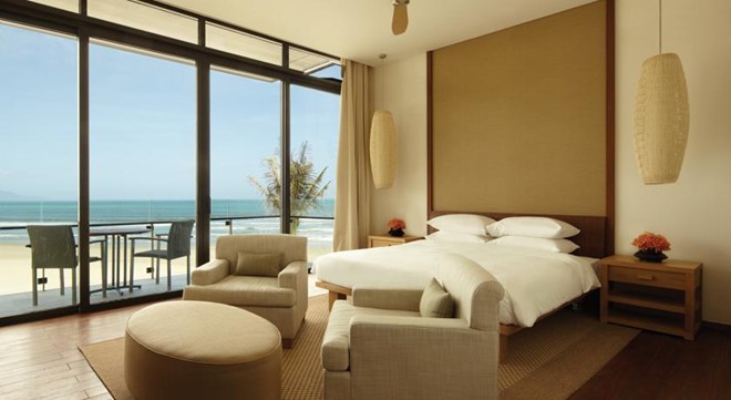 Bạn có thể sử dụng dịch vụ massage trong lúc ngắm nhìn khung cảnh biển và núi xung quanh khu nghỉ dưỡng.