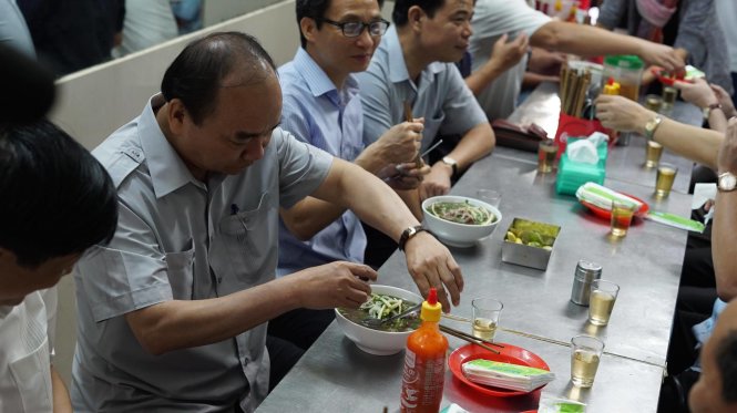 vietnam pm inspects food supplier in ho chi minh city