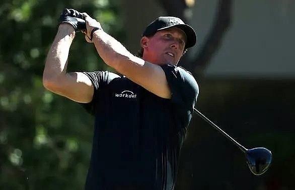 Mickelson tells Tiger to pick himself for Presidents Cup