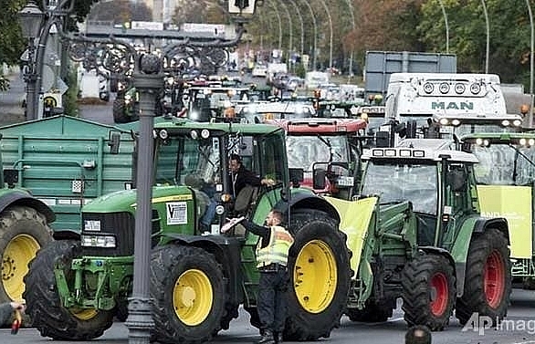 German farmers stage tractor protest over climate measures