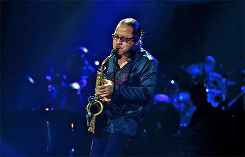 saxophonist to combine jazz with folk in concert