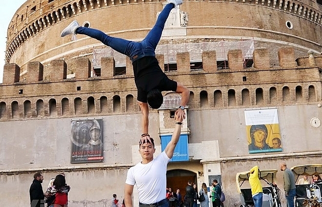 Vietnamese acrobatic brothers seek Guinness record