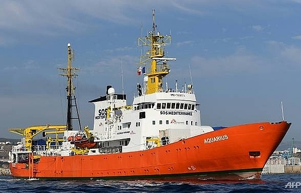 Italy orders seizure of migrant rescue ship Aquarius over 'toxic' waste