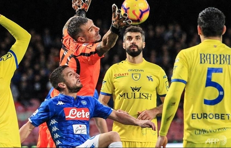 Juve eight points clear as Napoli held by bottom club Chievo