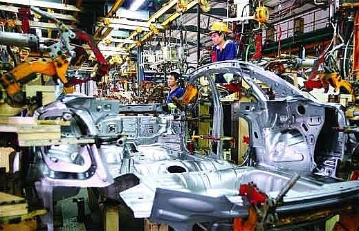 Auto industry lures firms