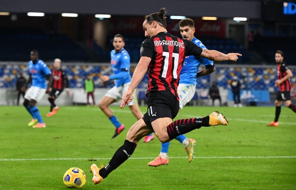 Ibrahimovic scores twice, limps off as AC Milan stay top in Serie A