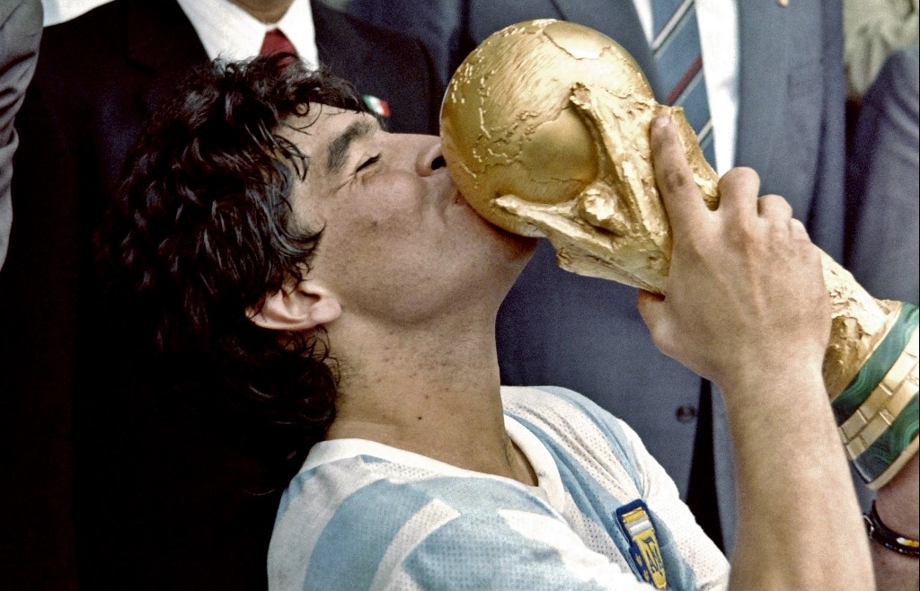 Death of 'eternal' Maradona plunges football world into mourning