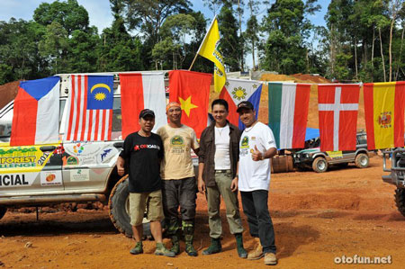 Vietnam’s 4x4 team awarded at 2010 Rainforest Challenge