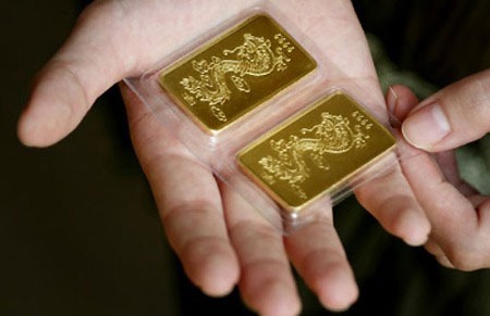Gold seesaws ahead of ECB, EU summit