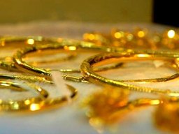 Gold recovers slightly after deep plunge