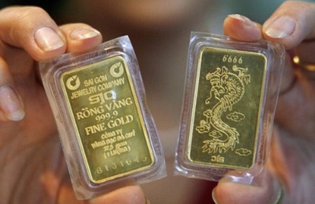 Gold sinks below VND44 million