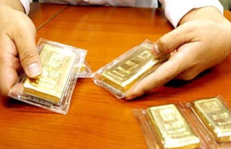 Gold drops to near VND42 million