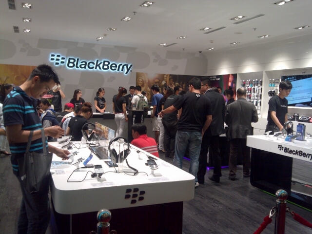 first dedicated blackberry lifestyle store open in vietnam