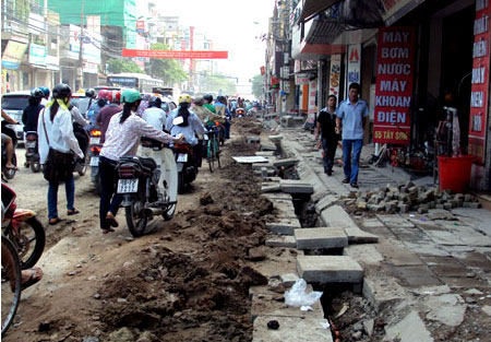 Ha Noi stops digging of pavements on Tet