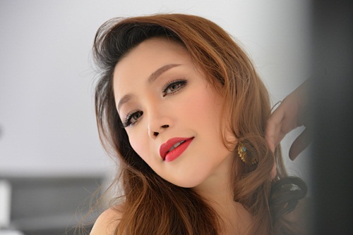 ho quynh huong wins asia music award