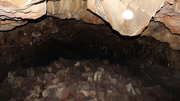 Một hang động tại khu vực thác Gia Long, Đray Sáp - Ảnh: Hà Bình